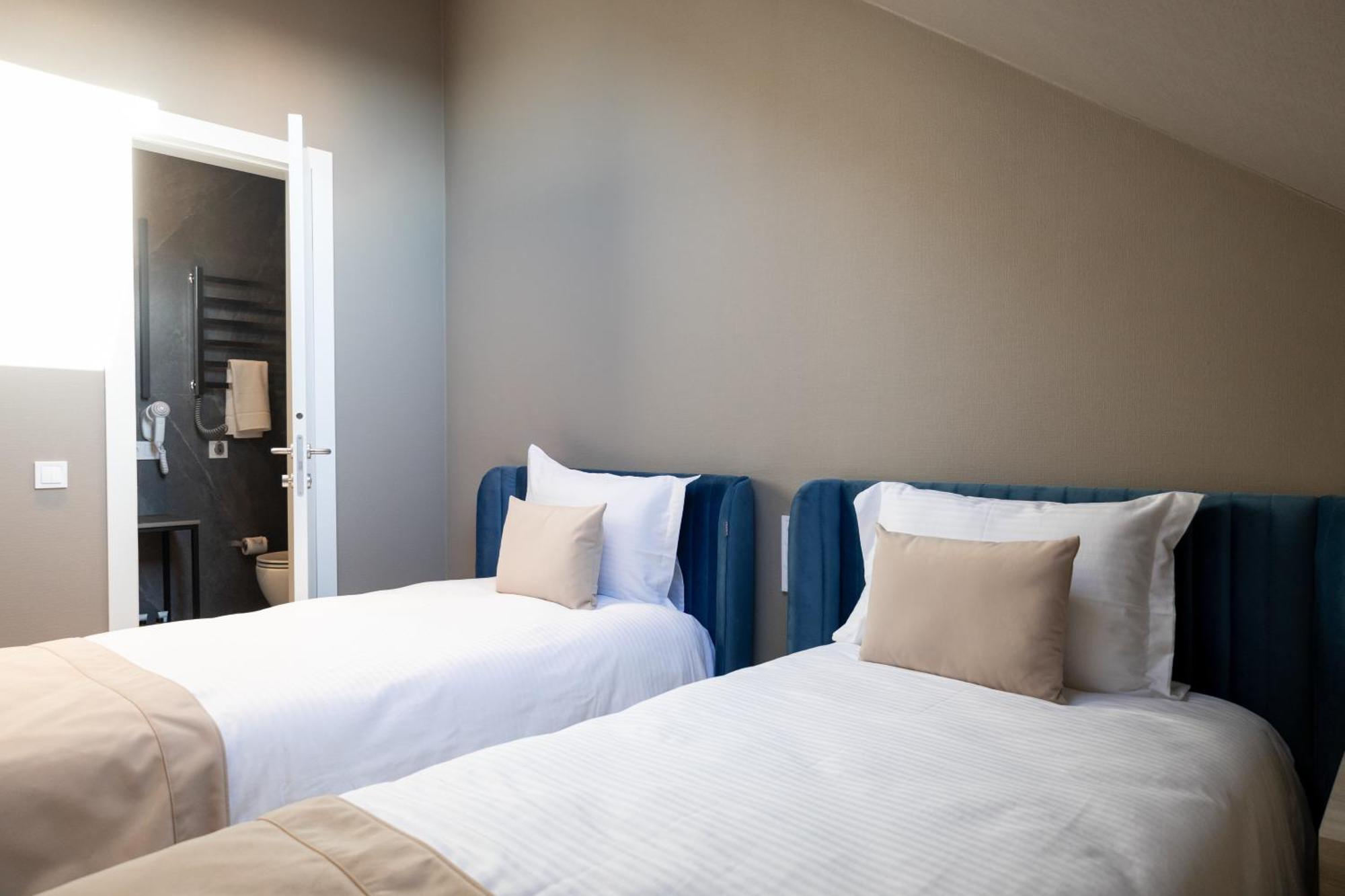 R.Hotel Chernivtsi Bagian luar foto